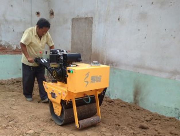 點(diǎn)擊查看詳細(xì)信息<br>標(biāo)題：手扶式單輪壓路機(jī)工作照 閱讀次數(shù)：12313