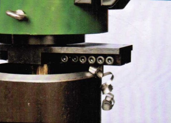 點(diǎn)擊查看詳細(xì)信息<br>標(biāo)題：管子坡口機(jī)工作照 閱讀次數(shù)：10966