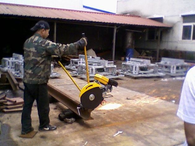 點(diǎn)擊查看詳細(xì)信息<br>標(biāo)題：內(nèi)燃鋸軌機(jī)工作照 閱讀次數(shù)：11682