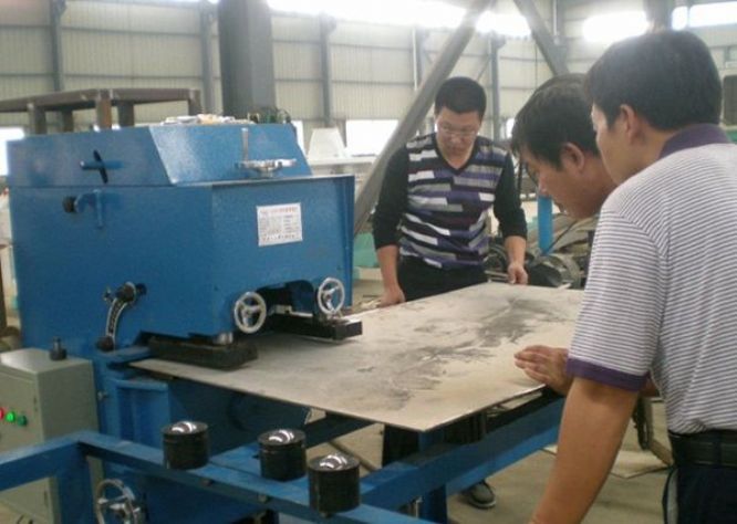 點(diǎn)擊查看詳細(xì)信息<br>標(biāo)題：固定式平板坡口機(jī)工作照 閱讀次數(shù)：11126